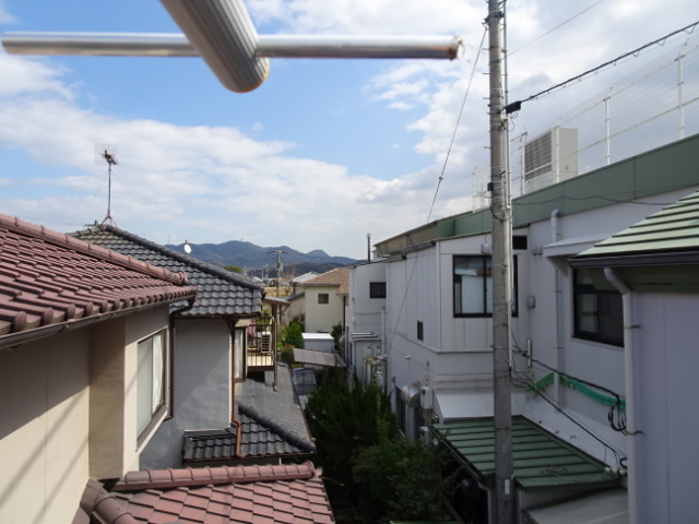 家のスキマから前田山の中継局が見えます