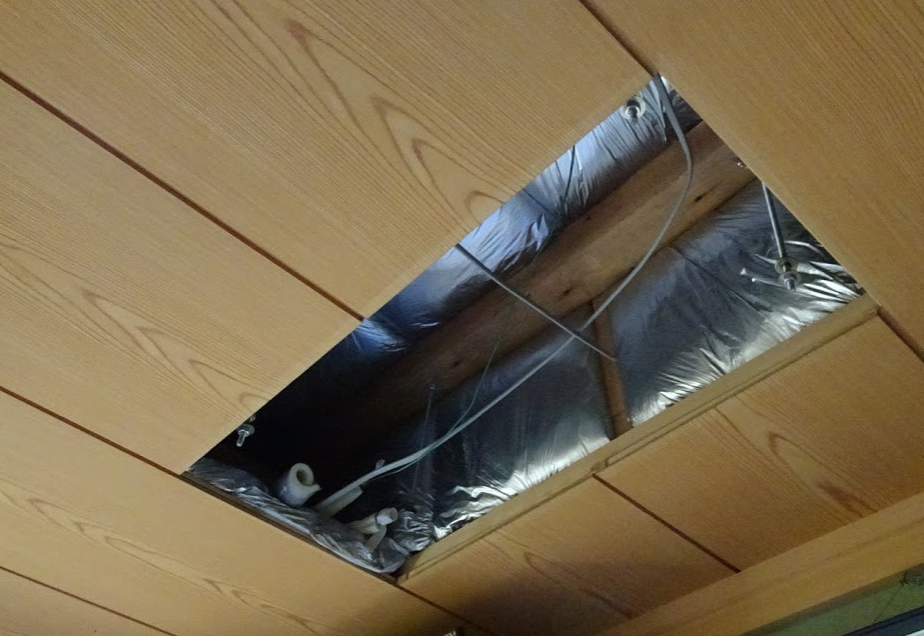 天カセエアコンの天井開口部分