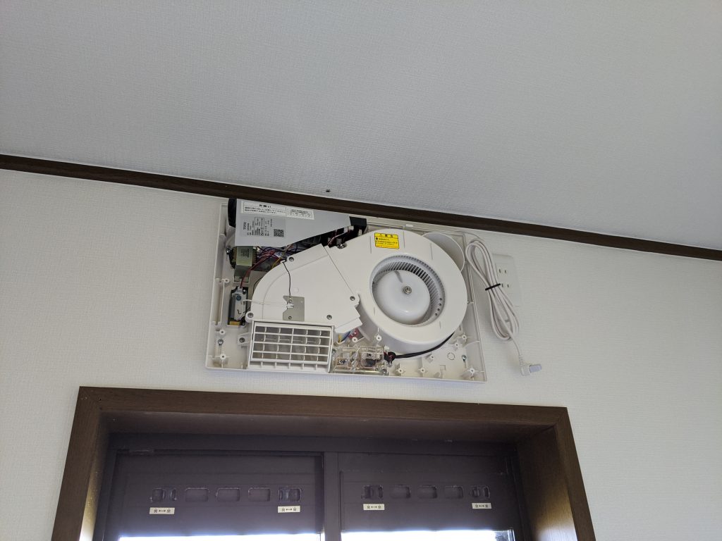 TOTOの洗面所暖房機を壁面に取付
